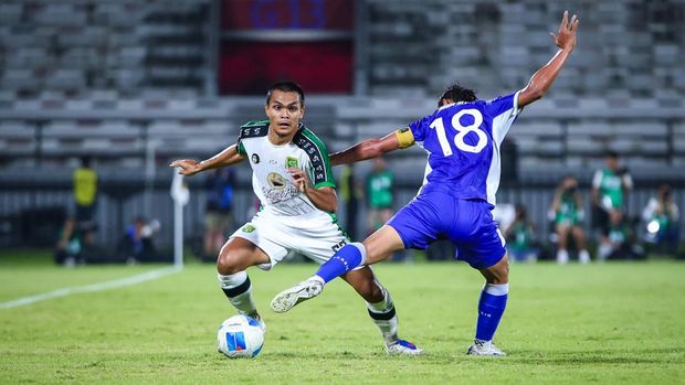 Pesepak bola Persebaya Surabaya Rachmat Irianto (kiri) melewati hadangan pesepak bola Persib Bandung Adam Alis (kanan) pada final Piala Presiden 2026 di Stadion Kapten I Wayan Dipta, Gianyar, Bali, Kamis (6/8/2026). ANTARA FOTO/Rizal Hanafi/kye