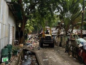 Viral Tumpukan Sampah Bikin Akses Siswa SD di Cengkareng Tertutup