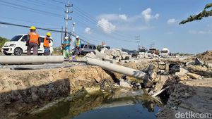 Evakuasi 10 Tiang Listrik Roboh di Gresik