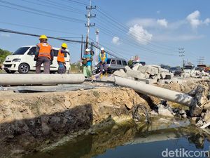 Evakuasi 10 Tiang Listrik Roboh di Gresik