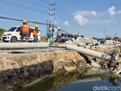 Evakuasi 10 Tiang Listrik Roboh di Gresik