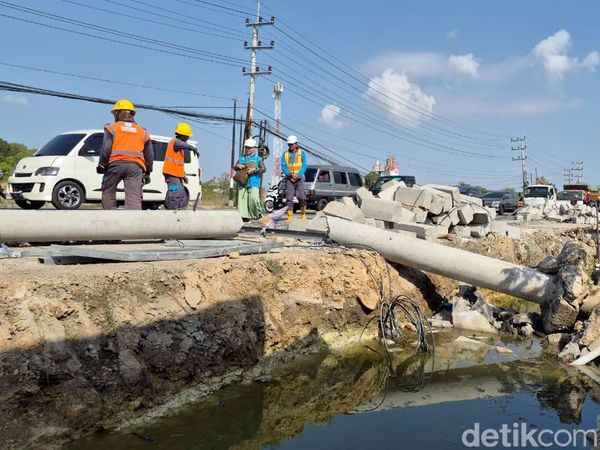 Evakuasi 10 Tiang Listrik Roboh di Gresik