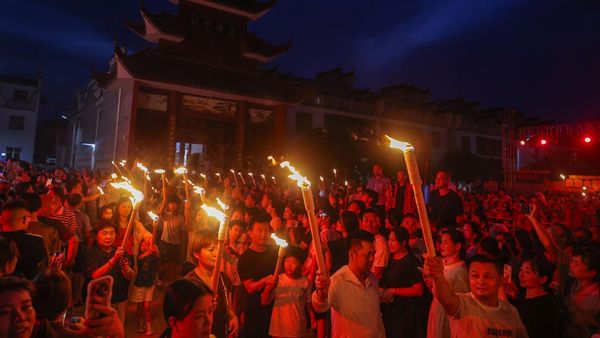 Semarak Festival Obor Suku Yi, Warga dan Wisatawan Menari Bersama