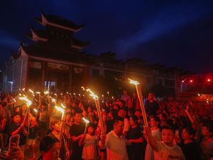 Semarak Festival Obor Suku Yi, Warga dan Wisatawan Menari Bersama