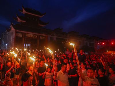Semarak Festival Obor Suku Yi, Warga dan Wisatawan Menari Bersama