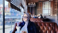 Intip Gaya Syahrini saat Hangout Menikmati Kopi dan Kue