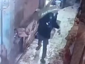 CCTV Bongkar Aksi Pria Penjarah Dagangan Pasar Jagasatru Cirebon