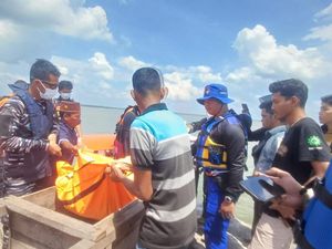 Tim JALUR Polda Riau Evakuasi Korban Tewas Kapal Tenggelam di Meranti