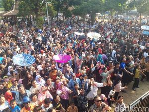 Meriahnya Warga Ngalap Berkah 30 Ribu Apem Keong Emas di Pengging Boyolali
