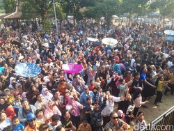 Meriahnya Warga Ngalap Berkah 30 Ribu Apem Keong Emas di Pengging Boyolali