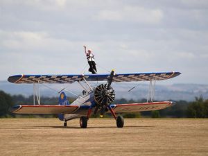 Nenek Umur 97 Tahun Cetak Rekor Dunia Wing Walking Usai Sembuh dari Stroke