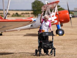 Nggak Ada Takut-takutnya, Nenek 97 Tahun Beraksi Wing Walking