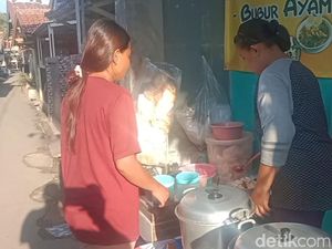 Menakar Makna Dermawan dari Warung Bubur Cilik di Indramayu