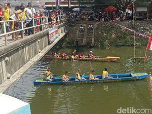 Warga Tulungagung Gelar Lomba Balap Perahu Dayung Rayakan HUT RI