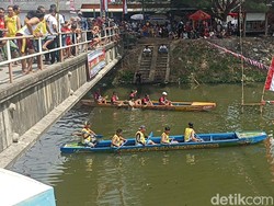 Warga Tulungagung Gelar Lomba Balap Perahu Dayung Rayakan HUT RI