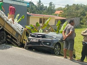 Brio Tabrak Truk hingga Masuk Parit di Jalan Raya Sangeh