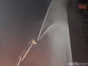 Bronto Skylift Dikerahkan Padamkan Kebakaran Gedung Bapenda DKI