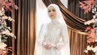 7 Potret Dea Annisa di Pengajian Jelang Pernikahan, Tampil Santun Berhijab