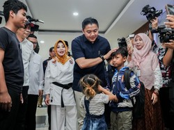 Depan Seskab Teddy, Siswa SR Bacakan Puisi Dari Jalanan Menuju Harapan