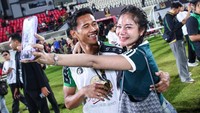 Momen Manis DJ Icha Kharoline Dampingi Arief Catur Rayakan Persebaya Juara