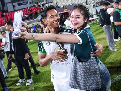 Momen Manis DJ Icha Kharoline Dampingi Arief Catur Rayakan Persebaya Juara