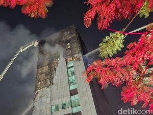 Petugas Damkar Sisir Lantai 12 Gedung Bapenda DKI Cegah Api Berkobar Lagi