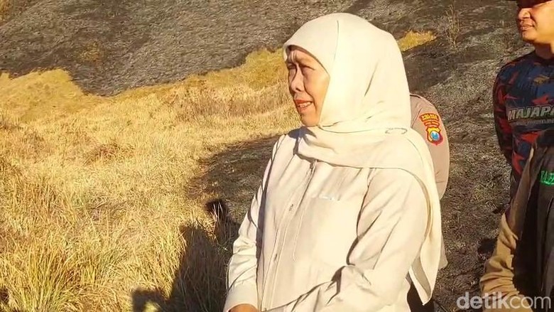 Khofifah Optimalkan Water Bombing dan Drone Padamkan Kebakaran Bromo