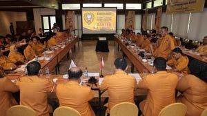 Memperkuat Konsolidasi Akar Rumput
