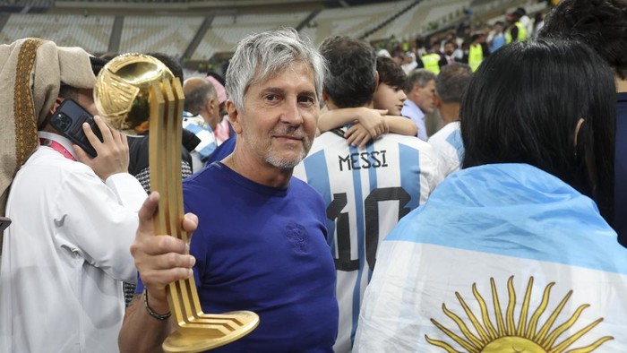 LUSAIL CITY, QATAR - DECEMBER 18: Jorge Messi, father and agent of Lionel Messi - holding his sons trophy of Best player of the World Cup - following the FIFA World Cup Qatar 2022 Final match between Argentina and France at Lusail Stadium on Decemb