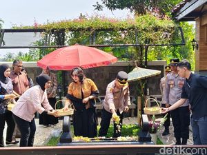 Kapolres Metro Depok Ziarah ke Makam Jenderal Hoegeng dan Eyang Meri