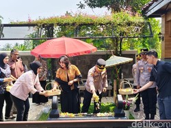 Kapolres Metro Depok Ziarah ke Makam Jenderal Hoegeng dan Eyang Meri