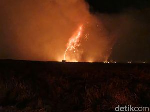 Bromo Ditutup Akibat Kebakaran, Wisatawan Bisa Ajukan Refund Tiket
