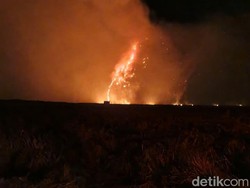 Bromo Ditutup Akibat Kebakaran, Wisatawan Bisa Ajukan Refund Tiket