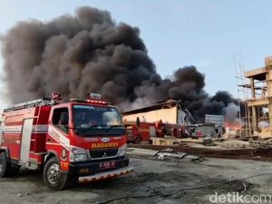 Gudang Penyimpanan Limbah di Brebes Terbakar, Saat Ini Masih Belum Padam