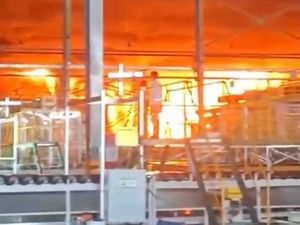 Kebakaran Hebat Landa Pabrik Xinyi Solar di JIIPE Gresik, 1 Orang Terluka