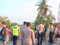 Pemotor Tewas Usai Tertabrak Kereta Api di Perlintasan Tanpa Palang di Tebing