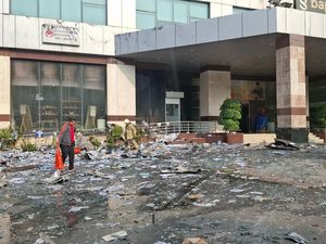 Damkar Sisir Tumpukan Kertas di Gedung Bapenda DKI Cegah Api Muncul Lagi