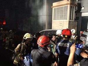 Korban Kebakaran yang Dievakuasi dari Gedung Bapenda DKI Seorang Pekerja