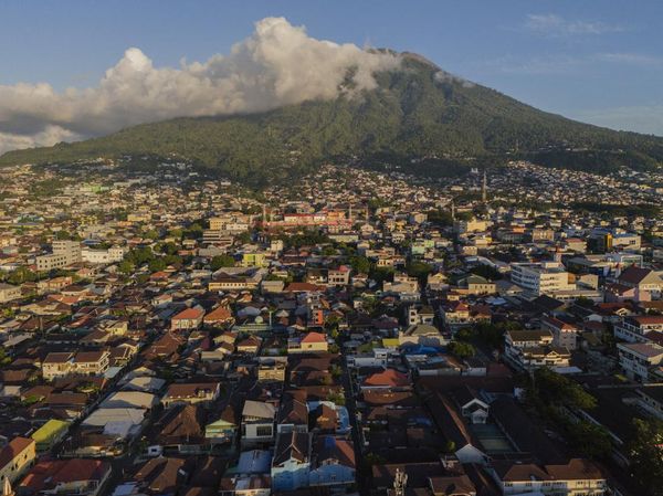 Melihat Padatnya Permukiman Kota Ternate dari Udara