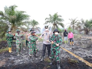 Petugas Gabungan Polisi-TNI Padamkan 6 Hektare Lahan Karhutla di Rohil