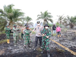 Petugas Gabungan Polisi-TNI Padamkan 6 Hektare Lahan Karhutla di Rohil