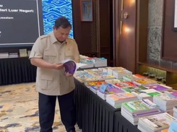 Prabowo Cek Satu per Satu Buku Pelajaran, Minta Desain Ulang untuk Siswa SD