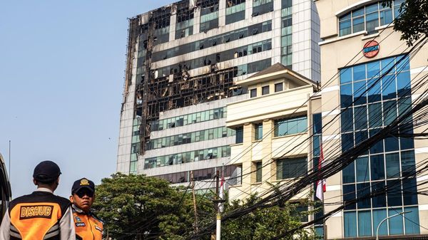 Puing Kebakaran Gedung Bapenda DKI Mulai Dibersihkan
