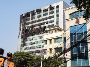 Puing Kebakaran Gedung Bapenda DKI Mulai Dibersihkan