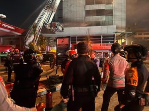 Brimob Polda Metro Jaya Amankan Lokasi Kebakaran di Gedung Bapenda DKI