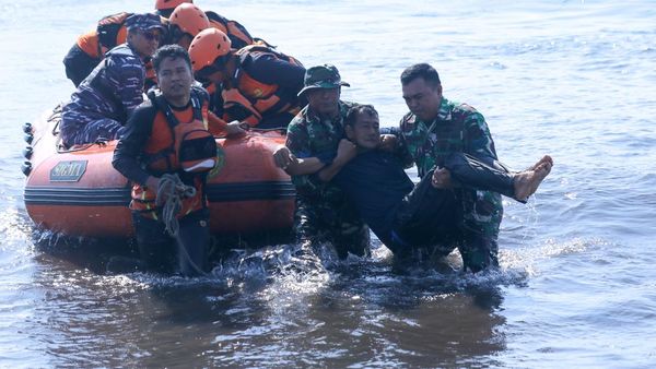 Simulasi Tsunami di Pantai Boom Banyuwangi, Tim SAR Latih Evakuasi Korban