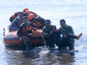 Simulasi Tsunami di Pantai Boom Banyuwangi, Tim SAR Latih Evakuasi Korban