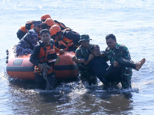 Simulasi Tsunami di Pantai Boom Banyuwangi, Tim SAR Latih Evakuasi Korban