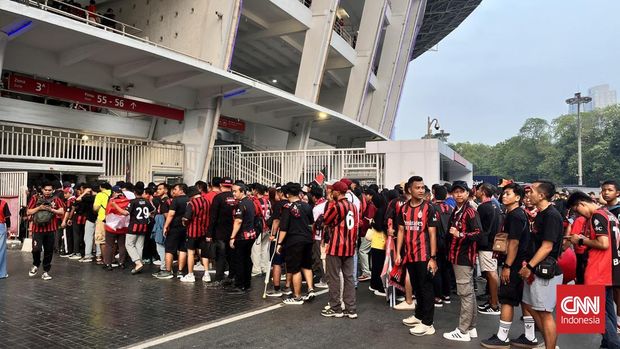 SOCCER/ACMILAN/CHELSEA Fans AC Milan vs Chelsea. CNNIndonesia/Askar Fatih Robbani