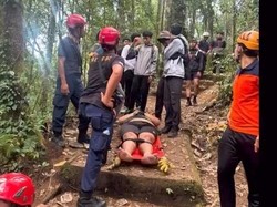 Terpeleset Turun Puncak Mangu Badung, Mahasiswa Kuta Ditandu ke RS